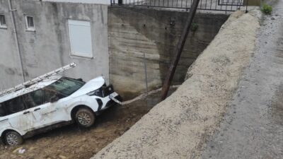 Zonguldak’ın Alaplı ilçesinde sürücüsünün direksiyon hâkimiyetini kaybettiği otomobil yoldan çıkarak