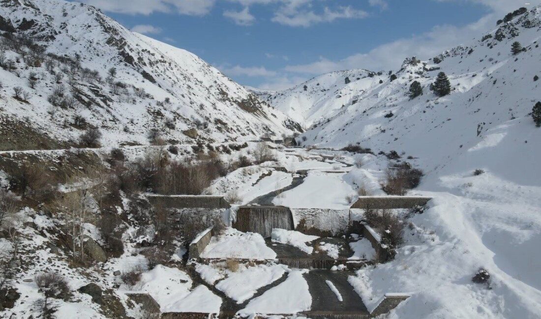 Erzincan’da zemheri ayının sona ermesiyle birlikte derelerdeki buzlar çözülmeye başladı.