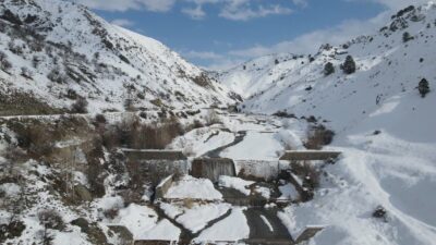 Erzincan’da zemheri ayının sona ermesiyle birlikte derelerdeki buzlar çözülmeye başladı.
