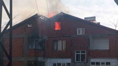 Zonguldak’ın Beycuma beldesinde 6 katlı binanın çatı katında çıkan yangın
