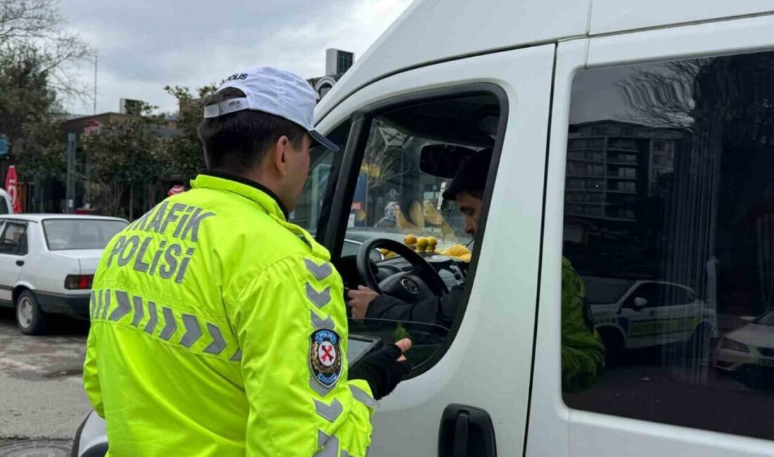 Zonguldak İl Emniyet Müdürlüğüne bağlı trafik polisleri, Gazipaşa Caddesi üzerinde
