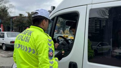 Zonguldak İl Emniyet Müdürlüğüne bağlı trafik polisleri, Gazipaşa Caddesi üzerinde
