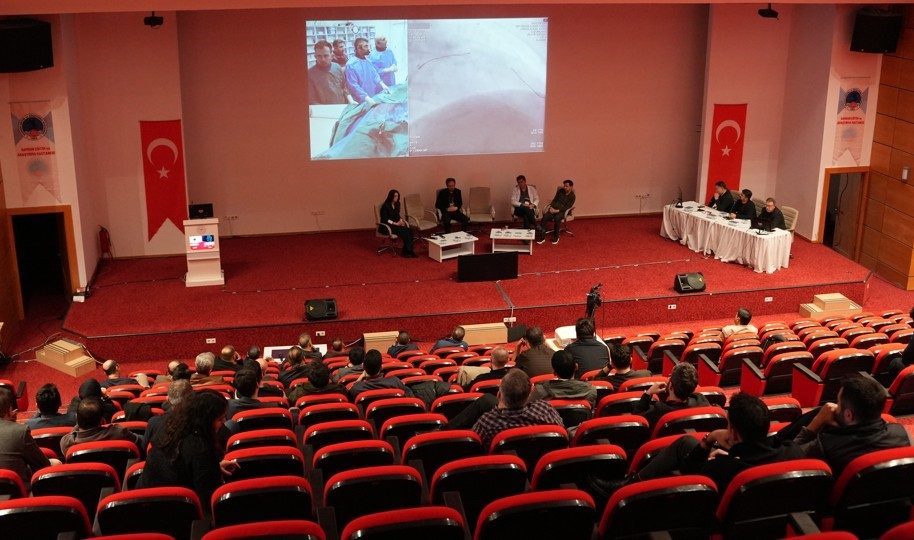 Samsun Şehir Hastanesinde düzenlenen “Zor Vakalar, Canlı Çözümler” toplantısına Karadeniz