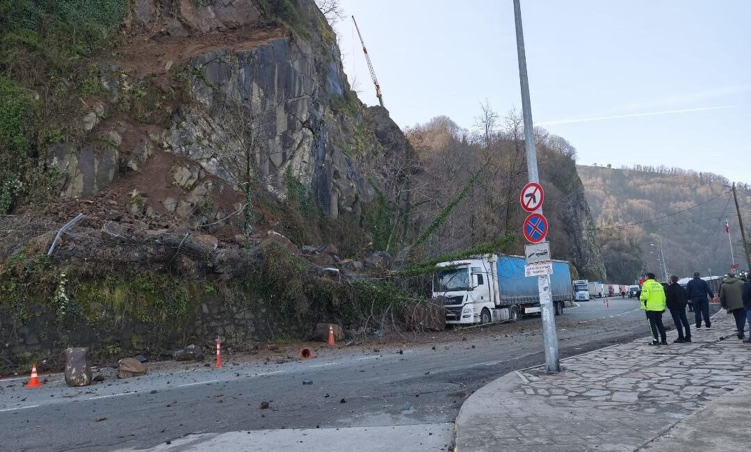 Artvin’in Kemalpaşa ilçesinde bulunan Sarp Sınır Kapısı’nda meydana gelen heyelanda