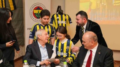 Düzceli Fenerbahçeliler, düzenlenen iftarda bir araya geldi. Eski Fenerbahçe Başkanı