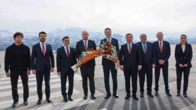 Enerji ve Tabii Kaynaklar Bakanı Alparslan Bayraktar, çeşitli programlara katılmak