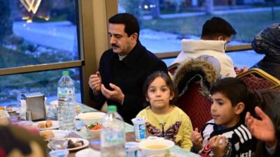 Battalgazi Belediyesi’nin ev sahipliğinde düzenlenen iftar programında yetim çocuklar iftar