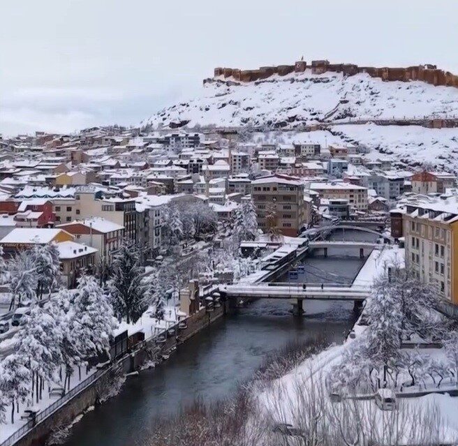 Bayburt, gece saatlerinde başlayan ve sabah etkisini artıran kar yağışıyla