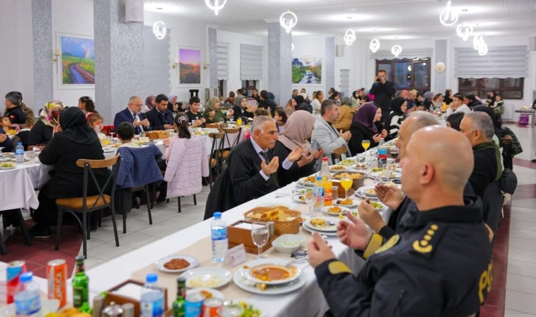 Bayburt Valisi Mustafa Eldivan, Dünya Yetimler Günü dolayısıyla düzenlenen iftar