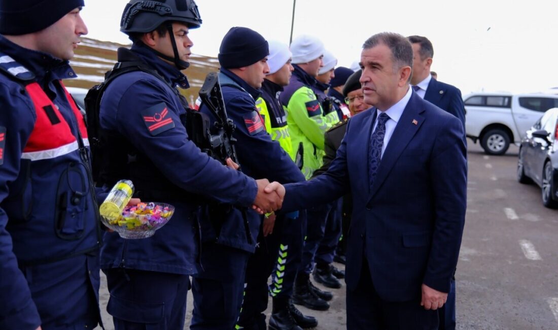Bayburt’ta polis ve jandarma yol kontrol noktalarına bayram ziyareti gerçekleştirildi.