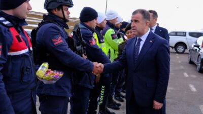 Bayburt’ta polis ve jandarma yol kontrol noktalarına bayram ziyareti gerçekleştirildi.