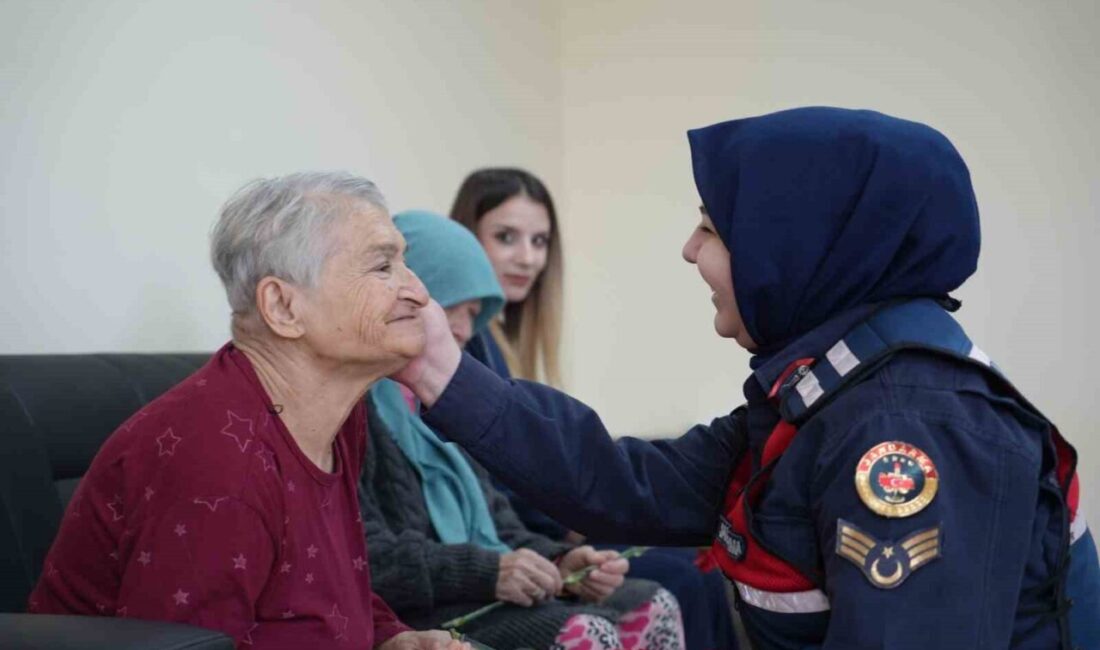 Bayburt İl Jandarma Komutanlığı personeli, Yaşlılara Saygı Haftası dolayısıyla huzurevi