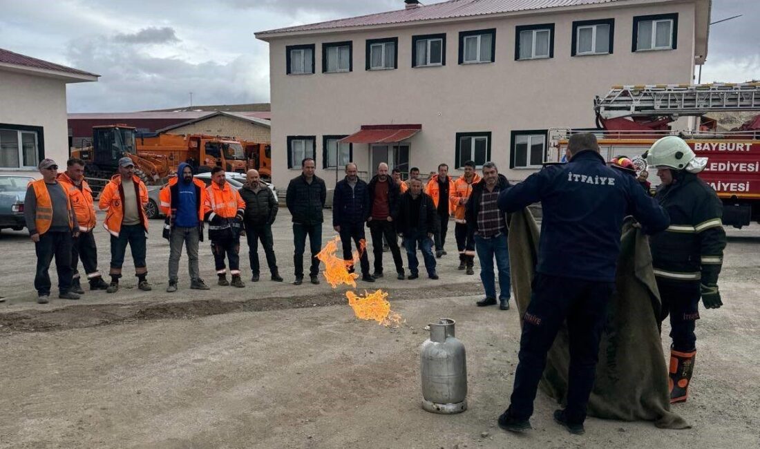İtfaiye Müdürlüğü ekipleri tarafından Bayburt Karayolları Şube Müdürlüğü personeline yönelik