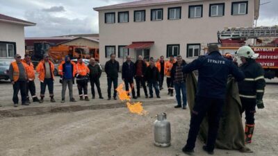 İtfaiye Müdürlüğü ekipleri tarafından Bayburt Karayolları Şube Müdürlüğü personeline yönelik