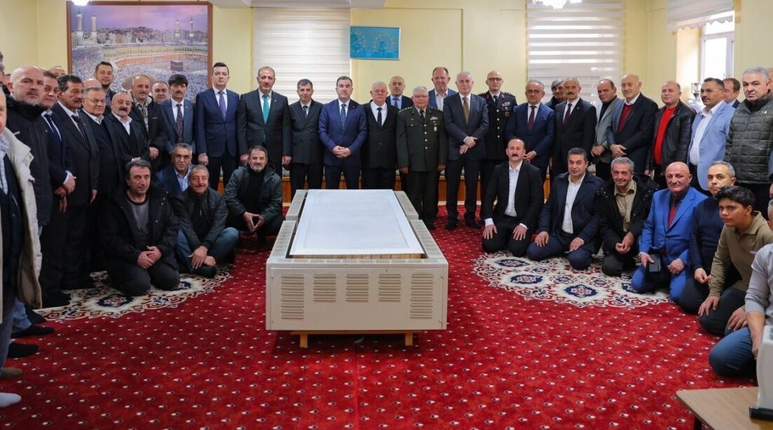 Bayburt’ta Ramazan Bayramı dolayısıyla Velişaban Mahalle Odası’nda geleneksel bayramlaşma programı