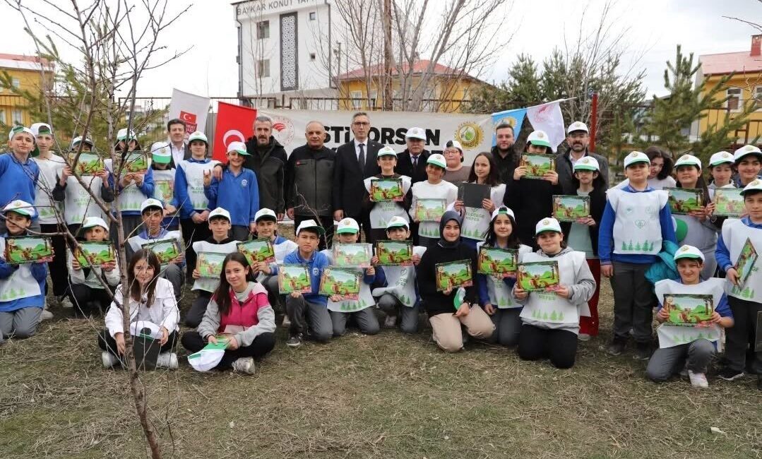 Orman Haftası etkinlikleri çerçevesinde Bayburt’ta fidan dikim programı gerçekleştirildi. Programda