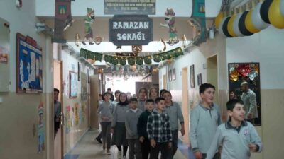 Bayburt Şehit Sebahattin Bozo Ortaokulu ile İmam Hatip Ortaokulu öğrencileri,