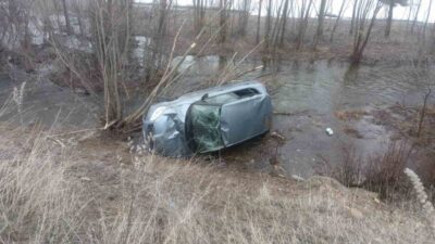 Bayburt yakınlarında kontrolden çıkarak Akşar Deresi’ne uçan otomobilin sürücüsü hafif