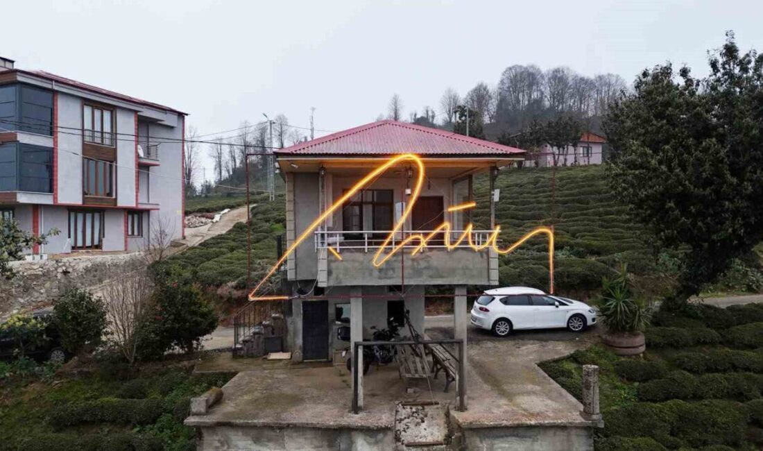 Cumhurbaşkanı Erdoğan’ın Rize’yi ziyareti sırasında ana baba ocağındaki evinin karşısındaki