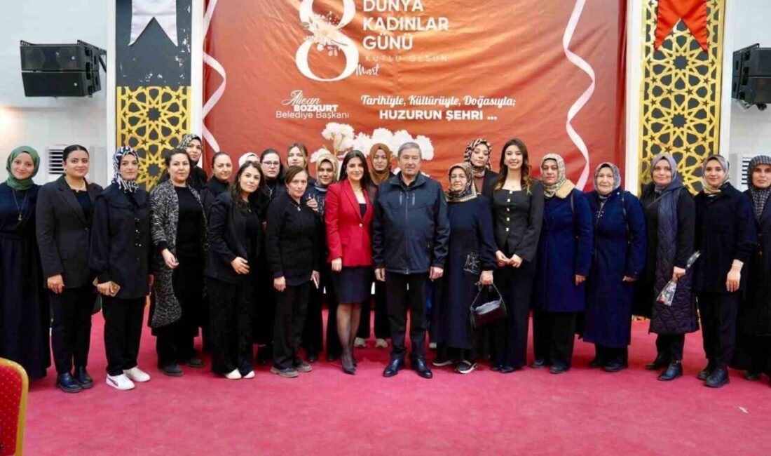 Darende Belediyesi tarafından Köprügözü Düğün Salonu’nda 8 Mart Dünya Kadınlar