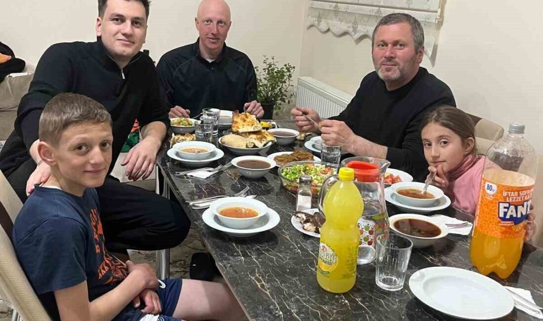 Almanya’dan bisikletiyle dünya turuna çıkan Alman turist Simon, Ramazan ayının