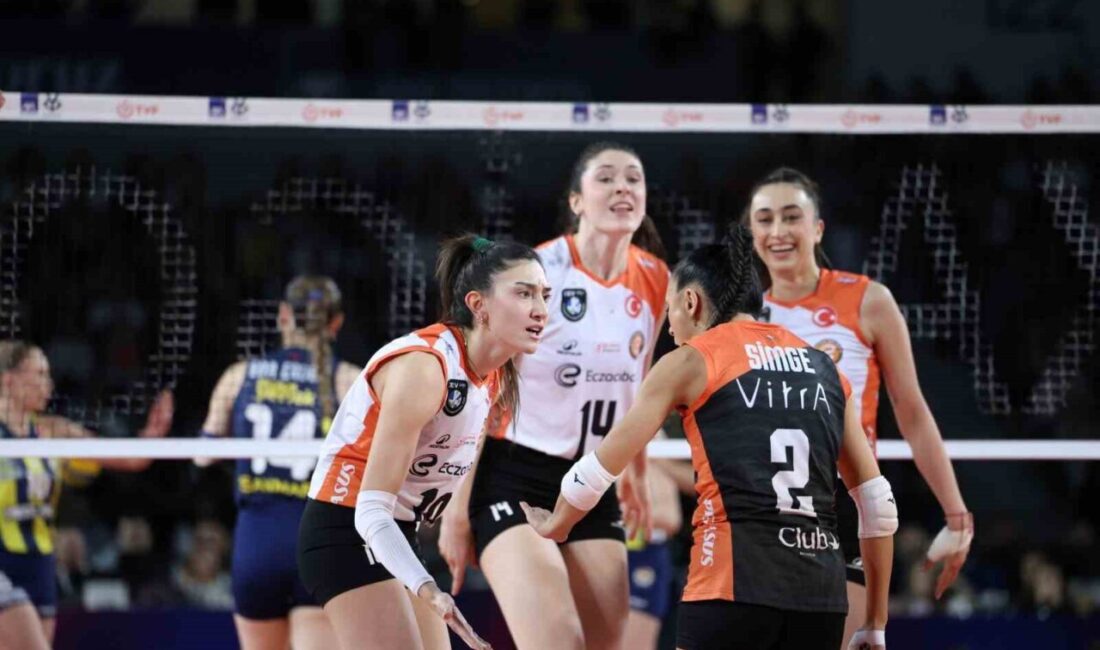 AXA Sigorta Kadınlar Kupa Voley yarı final karşılaşmasında Eczacıbaşı Dynavit,