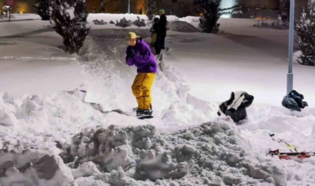 Erzurum’da etkili olan yoğun kar yağışı, gençleri sokağa çıkardı. Bir