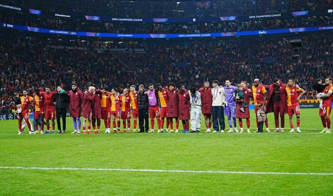 Galatasaraylı futbolcular ve teknik ekip, Liverpool galibiyetinin sevincini taraftarıyla birlikte