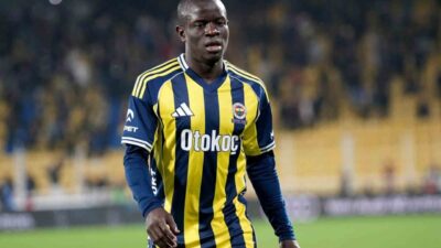 Fenerbahçe’nin Fransız oyuncusu N’Golo Kante, Gaziantep Futbol Kulübü filelerini havalandırarak