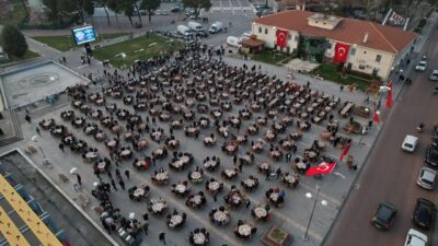Manisa’nın Kula ilçesinde düzenlenen geleneksel iftar programına binlerce vatandaş katıldı.