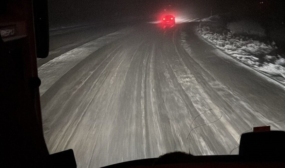 Bayburt-Erzurum kara yolundaki 2 bin 409 rakımlı Kop Dağı Geçidi’nde
