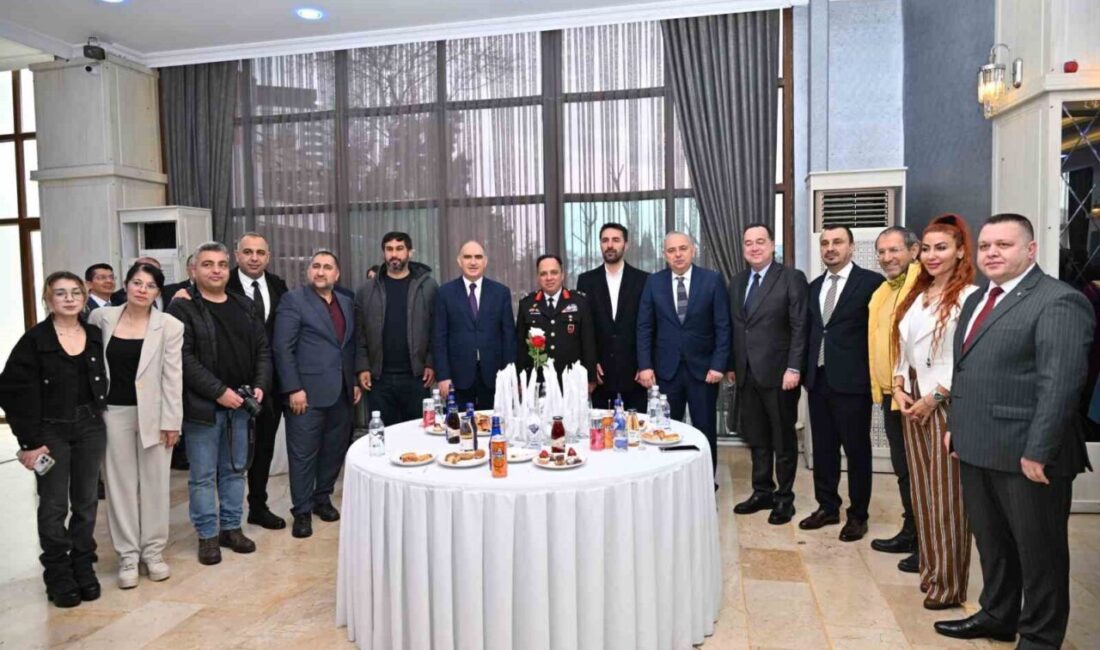 Manisa’da Ramazan Bayramı dolayısıyla düzenlenen resmi bayramlaşma töreni, yoğun katılımla