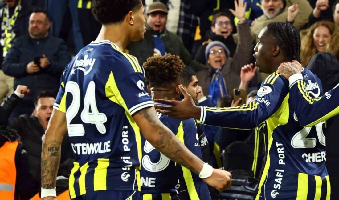 Fenerbahçe’nin Hollandalı futbolcusu Jayden Oosterwolde, Samsunspor karşısında sarı-lacivertli forma altında