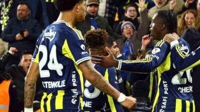 Fenerbahçe’nin Hollandalı futbolcusu Jayden Oosterwolde, Samsunspor karşısında sarı-lacivertli forma altında