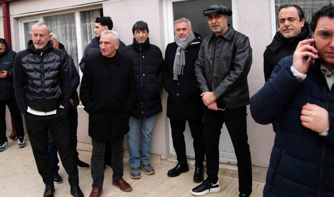 Trabzonspor Yardımcı Antrenörü ve eski futbolcu Orhan Kaynak, kılınan cenaze