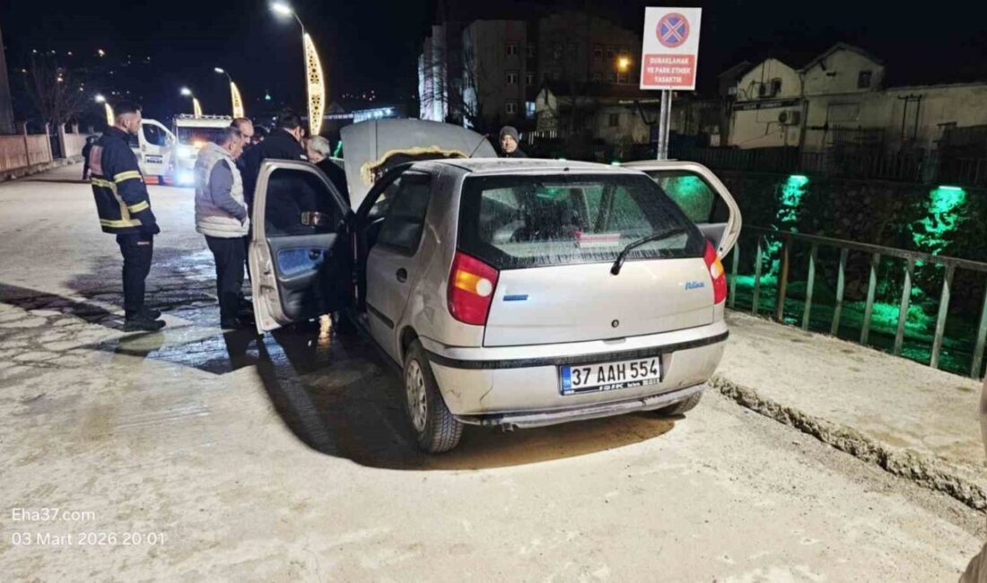 Kastamonu’nun Cide ilçesinde seyir halindeki otomobilde çıkan yangın itfaiye ekipleri