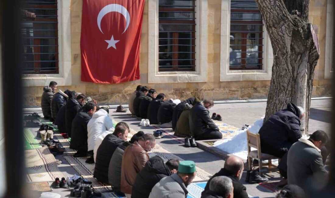 Ramazan ayının son Cuma namazı dolayısıyla tarihi Ulu Camii ile