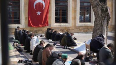 Ramazan ayının son Cuma namazı dolayısıyla tarihi Ulu Camii ile