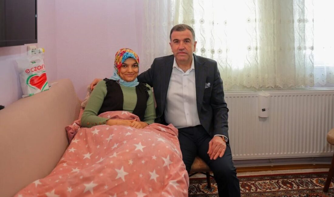 Bayburt Valisi Mustafa Eldivan, iftar öncesi ziyaretleri kapsamında Zahit Mahallesi’nde