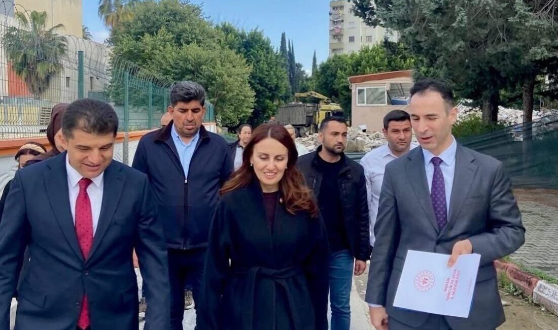 AK Parti Mersin Milletvekili Havva Sibel Söylemez, Tarsus ilçesinde gençlere