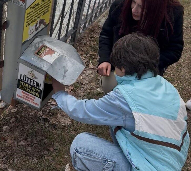  Özel öğrencilerden sokak hayvanlarına mama desteği