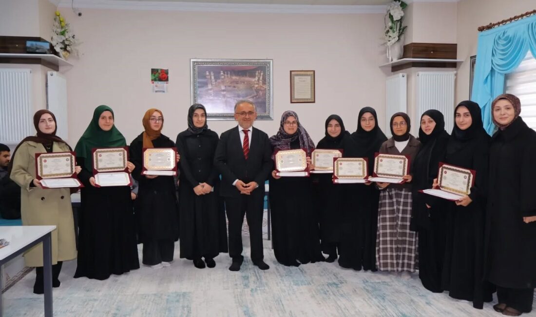 Bayburt’ta hafızlığını tamamlayan öğrencilere belgeleri verildi