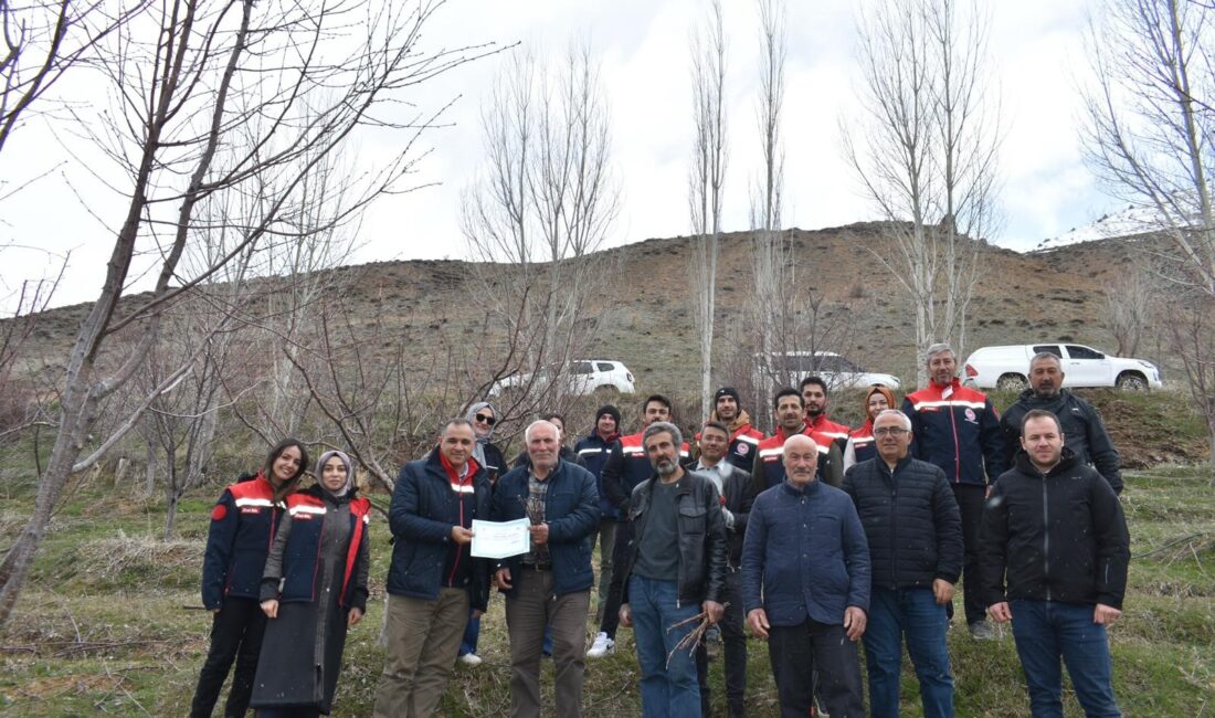 Bayburt’ta üreticilere aşılama ve budama eğitimi verildi