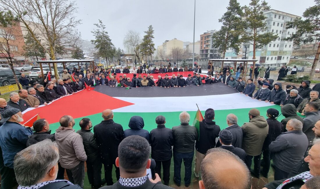 
Bayburt Yusufiye Camii Bahçesinde Filistin'e Destek Platformu tarafından basın açıklaması