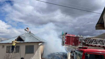 Bayburt’un Manas köyündeki bir ahırda çıkan yangın, itfaiye ekiplerinin müdahalesiyle