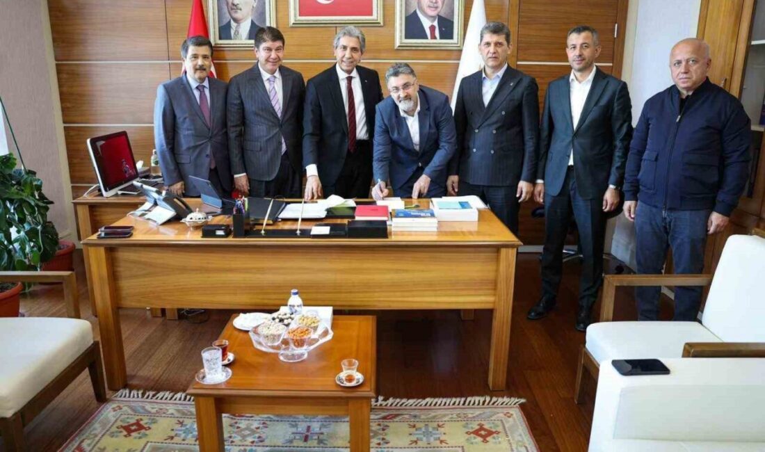 Adalet ve Kalkınma Partisi’ne (AK Parti) katılan Serik Belediye Başkanı