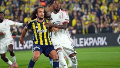 Fenerbahçe derbisinin ilk yarısında yaşanan bir pozisyonda yüzüne darbe alan