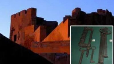 Bayburt Kent Konseyinin, Bayburt Kalesi anahtarının Rusya’nın St. Petersburg kentindeki