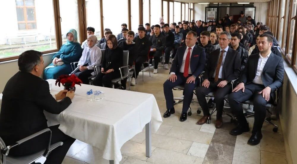 Bayburt Lisesinde düzenlenen ‘Kariyer Günleri’ programında öğrenciler, meslek seçimi ve