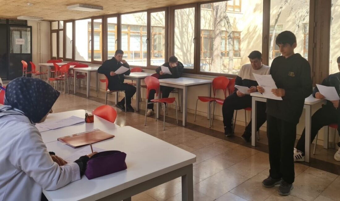 Bayburt Lisesinde ‘Okulun Kalbi Kütüphaneler’ projesi kapsamında hatiplik yarışması gerçekleştirildi.